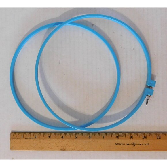 2 Embroidery Hoops Blue Plastic 8 Inch & 5 Inch Round Screw Closure  Needlework - Picture 4 of 5